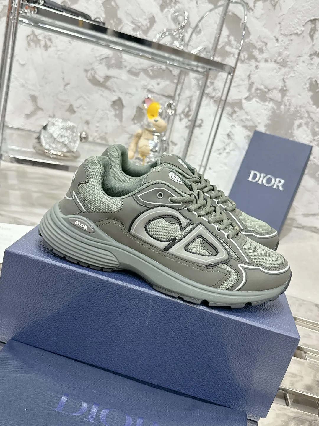 Men's men's shoes 💰600❤️❤️❤️High version Dior Dior's latest color matching B30 series reflective dad sneakers original 17380💰 purchased for development and production Brand new B30 sneakers Dad Shoes style shoes that follow the trend of the retro market The Dior logo on the tongue also indicates that this pair of shoes is the B30 model! B30 uses fine-textured leather and mesh cloth materials to form a shoe body. There are conspicuous letters CD on both sides of the shoe body to indicate identity. Many lines on the shoe body outline details to make the shoes look less monotonous and full of retro flavor. The delivery counter is exquisitely packaged🛍📦 ▪️Fabric: Original customized technical fabric + mesh ▪️Inner lining: Customized breathable lining ▪️Outsole: Original molded IP foam + TPU outsole ▪️Sole thickness: 3.5CM ▪️Size: Women’s size 35-40 / Men’s size 39-46